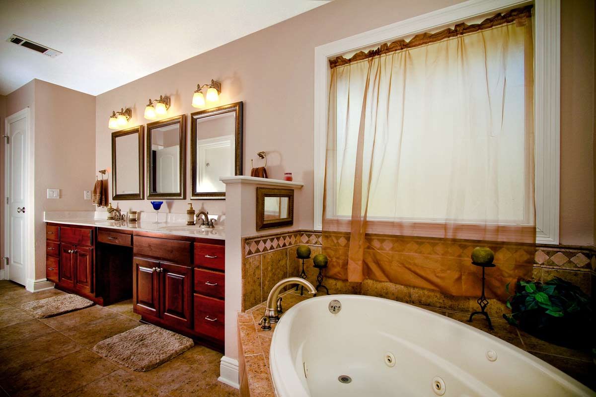 Reyes master bathroom